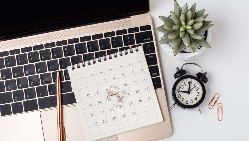 Emprendedora planificando su negocio con herramientas digitales. Descubre cómo organizar tareas, optimizar el tiempo y crecer con el Método Emprendher.